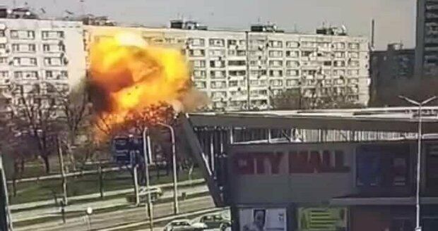 Desítky zraněných po útoku Rusů v Záporoží: Dopad rakety na panelák zachytilo video