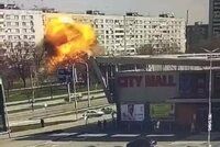 Desítky zraněných po útoku Rusů v Záporoží: Dopad rakety na panelák zachytilo video