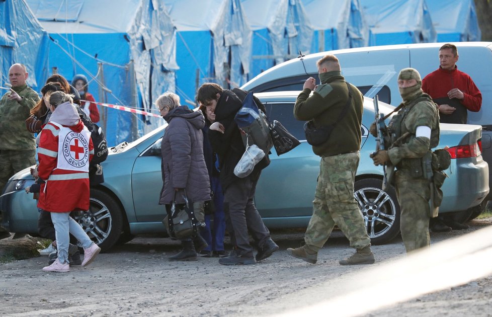 Válka na Ukrajině: Evakuace civilistů z Azovstalu (6. 5. 2022)