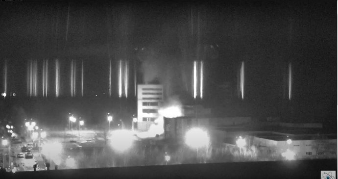 V areálu Záporožské jaderné elektrárny hoří: U zařízení probíhají prudké boje