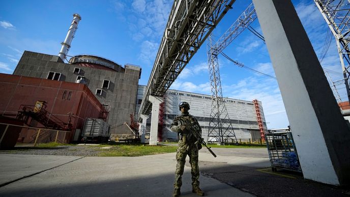 Ruský voják hlídkuje v obsazené Záporožské jaderné elektrárně