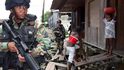 Colombia, Puerto de Buenaventura:  Kontrola  speciálních  vojenskych jednotek zasahujících proti obchodu s narkotiky. Přístav Buenaventura na pobřeží Tichého oceánu