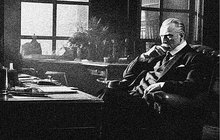 O zatčení podvodníka Josefa Nováka (29) z Uhříněvsi informoval 4. dubna 1924 deník Československá republika. V poutech neskončil sám. Detektivové totiž sebrali rovnou i jeho komplice, Roberta Lamberta (35) z Nuslí.