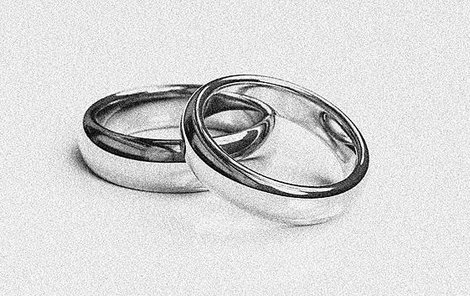 Lupiči sebrali i snubní prsteny.