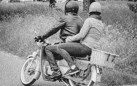 Nasednout s cizím mužem  na motorku byla velká chyba.