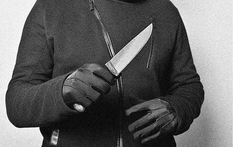 Na svou oběť vytáhl lupič nůž.