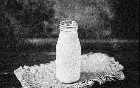Coby zbraň útočník netradičně zvolil těžkou skleněnou lahev od mléka. 