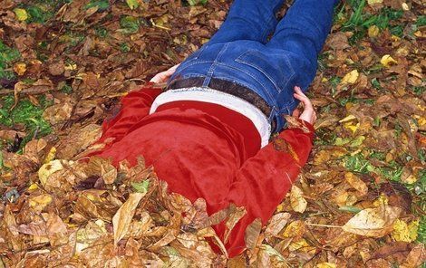 Tomášovo tělo leželo v lese v listí.