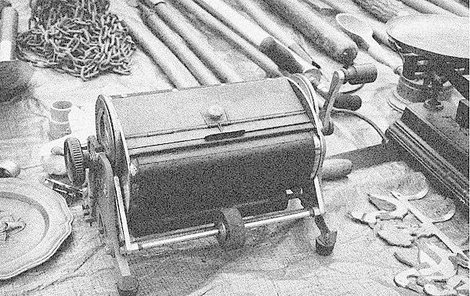 Padělatelské nástroje sestavil kovářský pomocník.