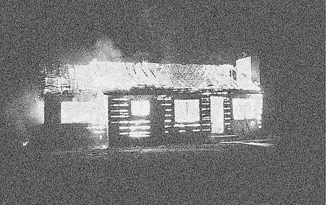 Rolník si zapálil vlastní dům.