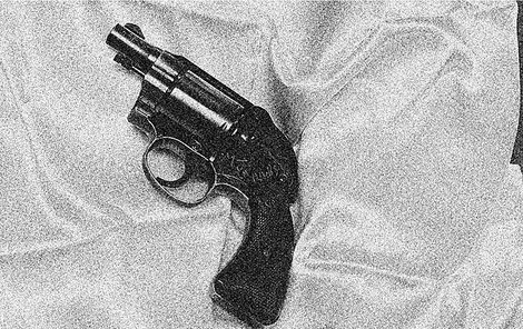 Milence své ženy zastřelil revolverem.