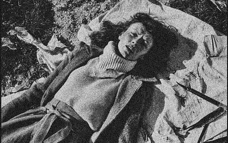 Mrtvá žena ležela ve dvoře domu. Mrtvá žena ležela ve dvoře domu.