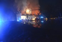 Obrovský požár u Prahy: V Zápech shořel rodinný dům, škoda dosáhla 20 milionů