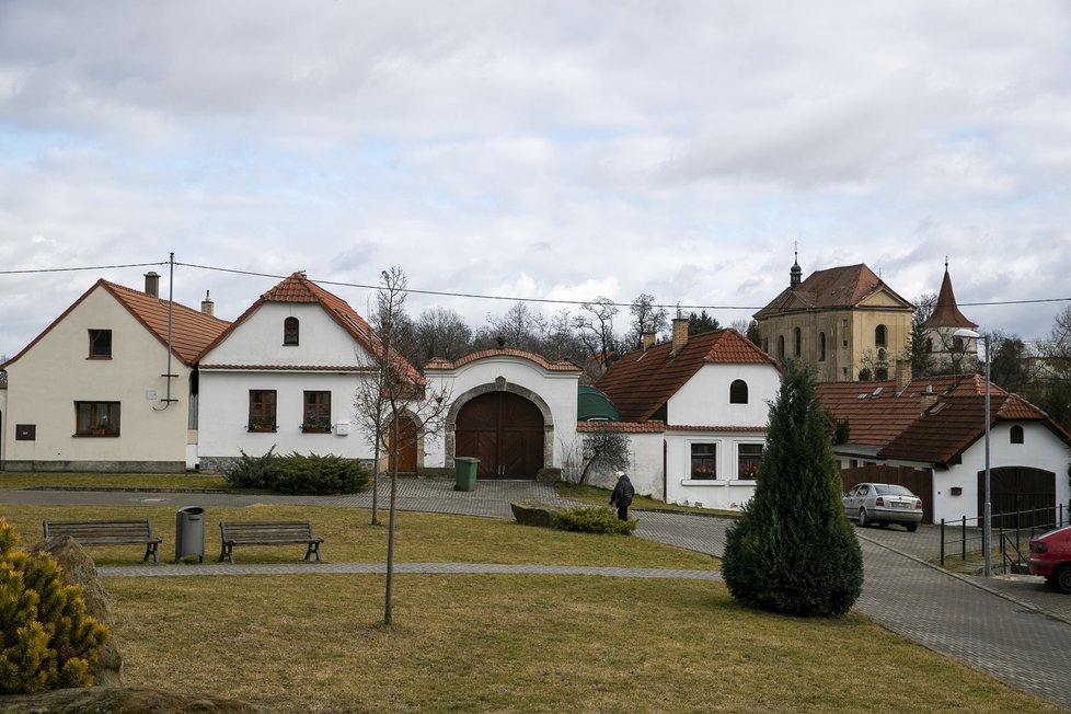 Náves s kostelem v pozadí.