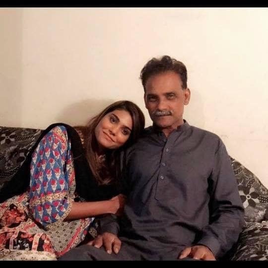 Na palubě letounu airbus, který se zřítil v pákistánském Karáčí, byla také modelka Zara Abid - na snímku se svým otcem