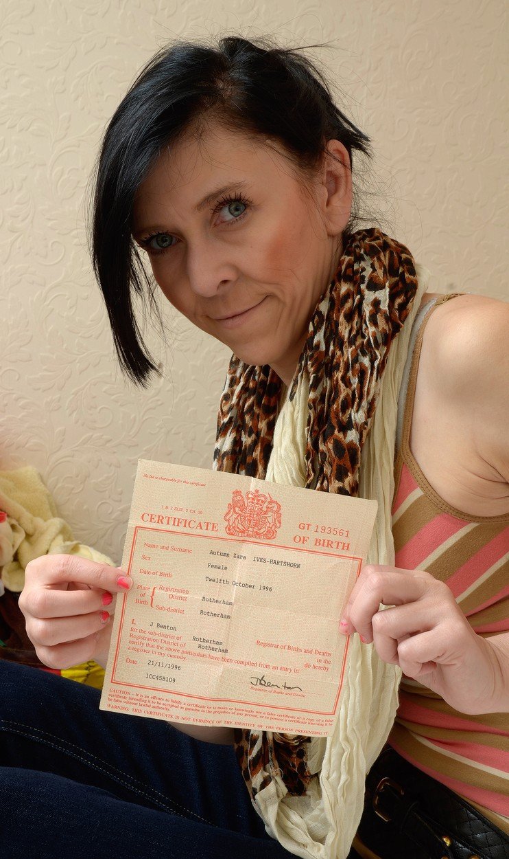 Zara Hartshorn s sebou nosí rodný list, aby jí lidé věřili její věk.