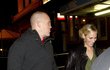 Večer si pak královská vnučka Zara Phillips zašla s manželem do baru