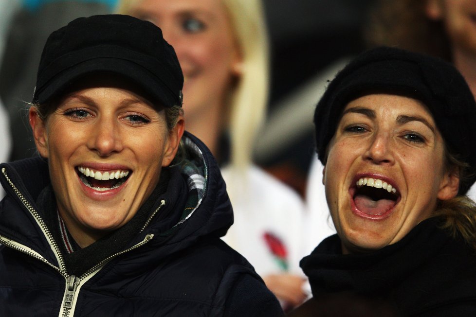 Zara Phillips (vlevo) zašla podpořit svého manžela, hráče ragby, na zápas na stadion.