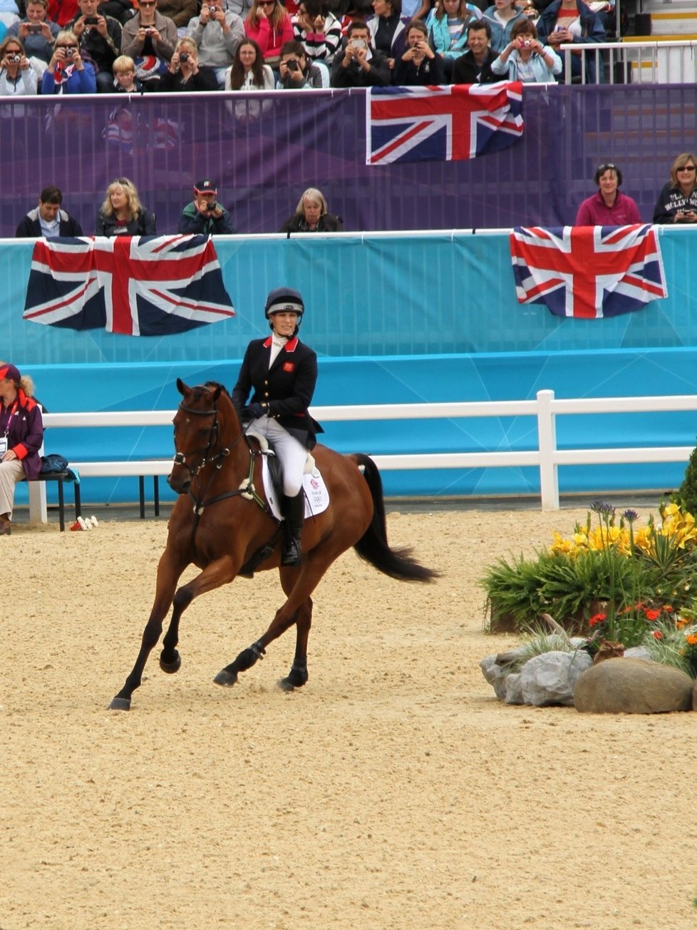 Vnučka Zara Phillips získala stříbrnou medaili s týmem Velké Británie. V individuálním finále skončila osmá