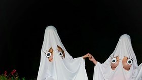 Modelky Zara Rose a Elena Xiona se vydají na halloween za sexy duchy!