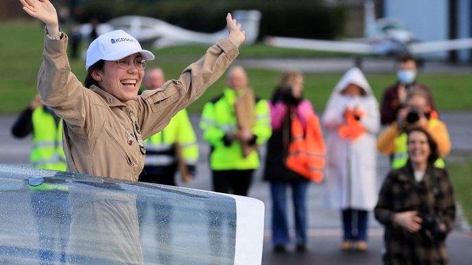 Zara Rutherford dokončila let kolem světa a zapsala se tak do Guinnessovy knihy rekordů