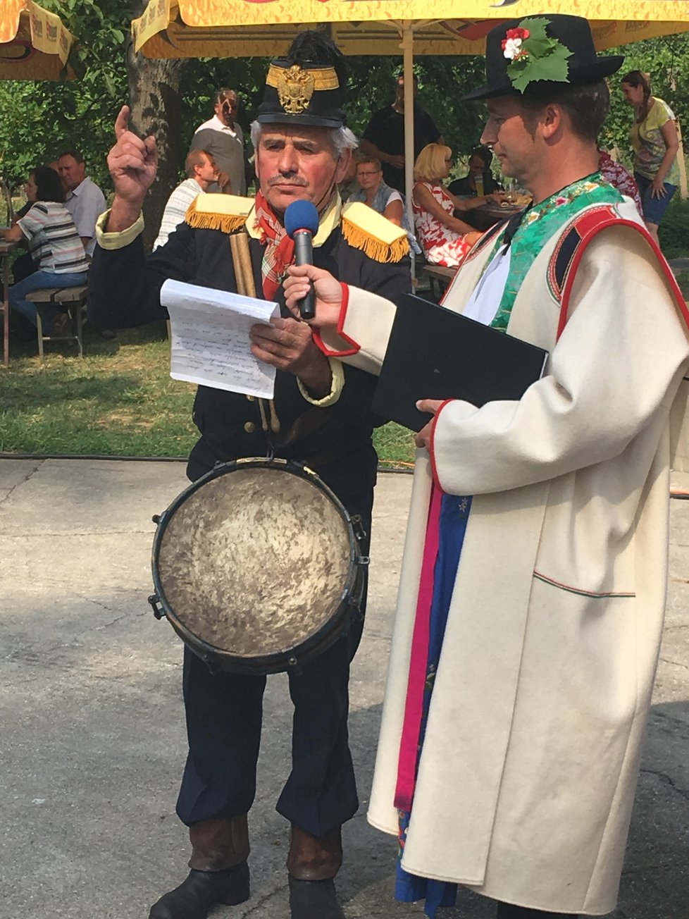 Oznámení o zaražení hory. Od této chvíle až do vinobraní do vinohradu nikdo nesmí kromě vinaře a jeho rodiny.