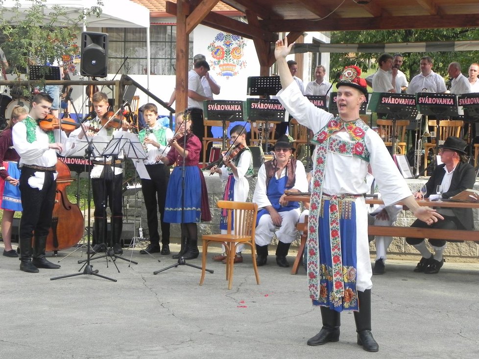 Zarážení hory je pestrou folklórní akcí.