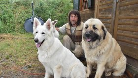 Zaříkávač psů Rudolf Desenský se svými psy v novém domově – v Brlohu u obce Drhovle na Písecku.