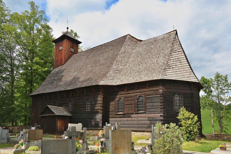 Pár minut od Velkých Losin si můžete prohlédnout hned dva vzácné dřevěné kostely. Jeden je ve vesnici Žárová.