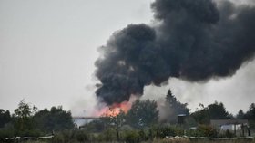Požár skladovacích hal v obci Záryby u Prahy