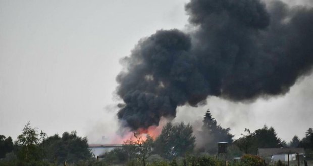 Hasiči po 26 hodinách zlikvidovali požár v Zárybech: Škoda jde do desítek milionů