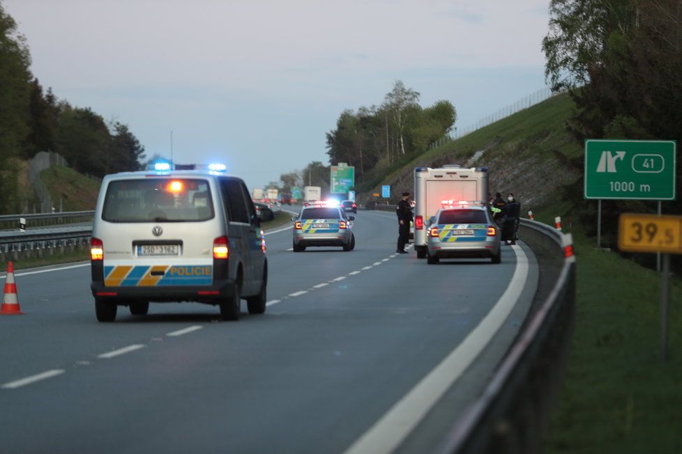 Manévry na D1: Policie na 41. kilometru zadržela muže, který se v Německu pokusil zavraždit partnerku. V autě ujížděl i s malým dítětem.