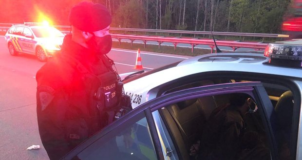 Policisté na dálnici D1 zadrželi prchajícího cizince z Německa. Na svědomí má pokus o vraždu své partnerky.