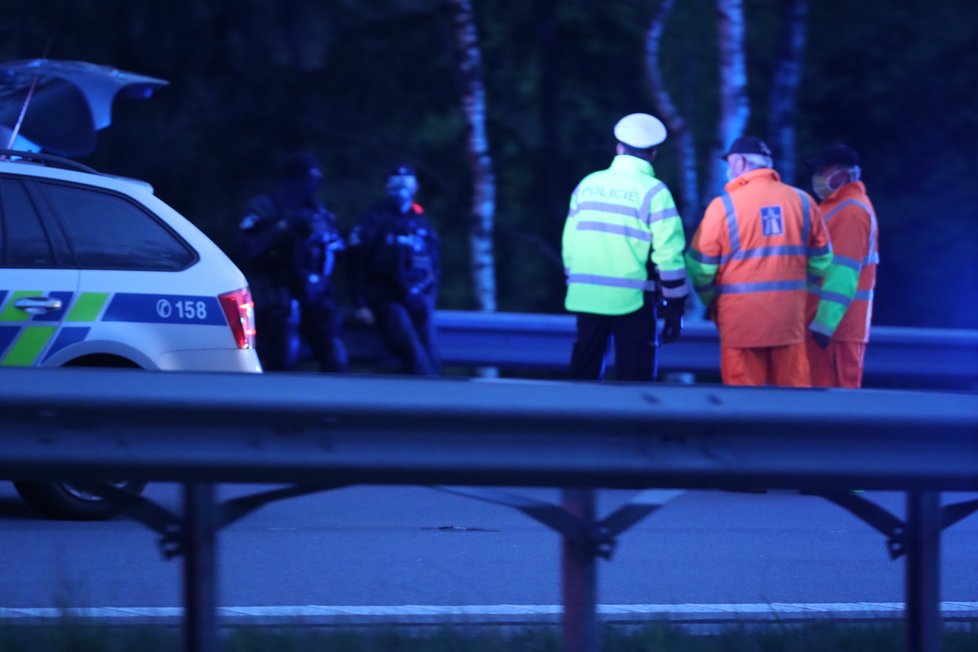 Manévry na D1: Policie na 41. kilometru zadržela muže, který se v Německu pokusil zavraždit partnerku. V autě ujížděl i s malým dítětem.