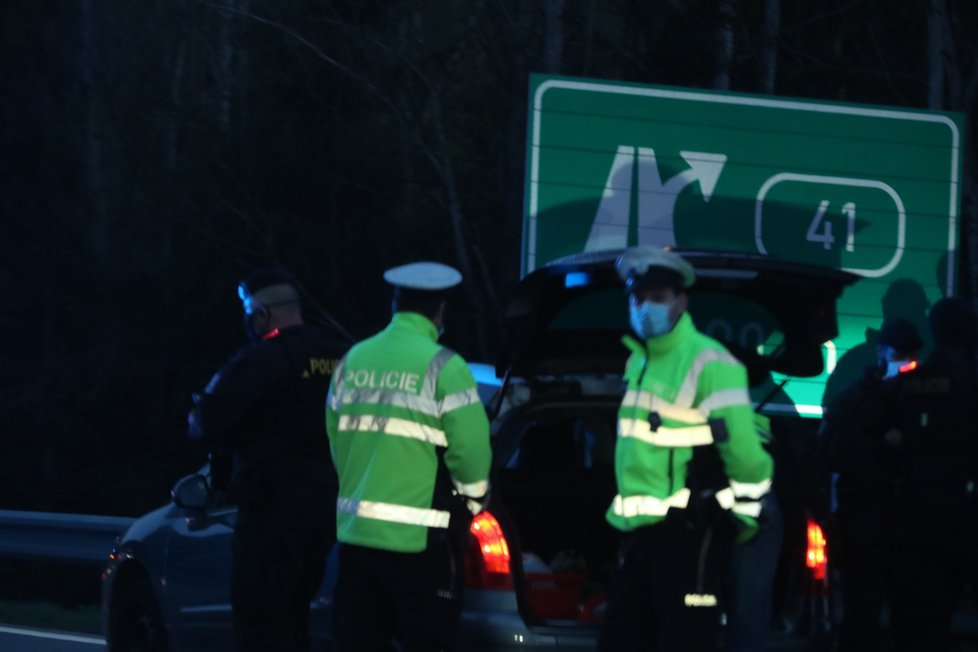 Manévry na D1: Policie na 41. kilometru zadržela muže, který se v Německu pokusil zavraždit partnerku. V autě ujížděl i s malým dítětem.