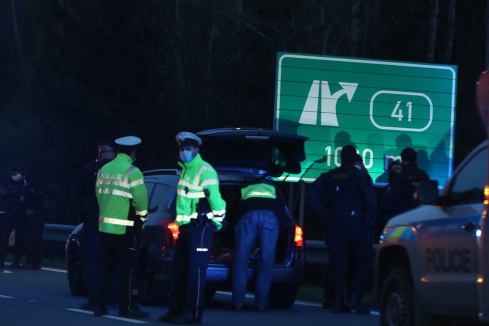 Manévry na D1: Policie na 41. kilometru zadržela muže, který se v Německu pokusil zavraždit partnerku. V autě ujížděl i s malým dítětem.