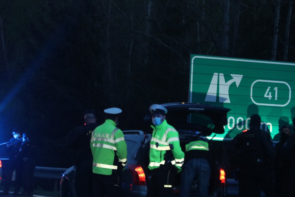 Manévry na D1: Policie na 41. kilometru zadržela muže, který se v Německu pokusil zavraždit partnerku. V autě ujížděl i s malým dítětem.