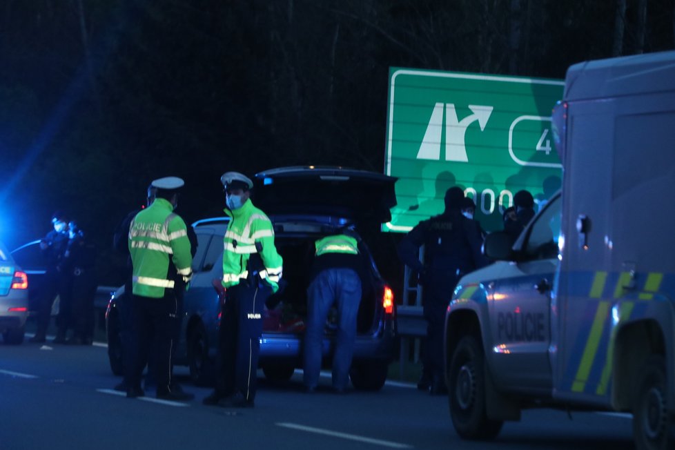 Manévry na D1: Policie na 41. kilometru zadržela muže, který se v Německu pokusil zavraždit partnerku. V autě ujížděl i s malým dítětem.