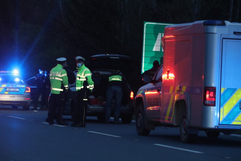 Manévry na D1: Policie na 41. kilometru zadržela muže, který se v Německu pokusil zavraždit partnerku. V autě ujížděl i s malým dítětem.