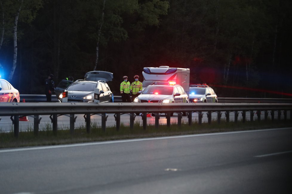 Manévry na D1: Policie na 41. kilometru zadržela muže, který se v Německu pokusil zavraždit partnerku. V autě ujížděl i s malým dítětem.