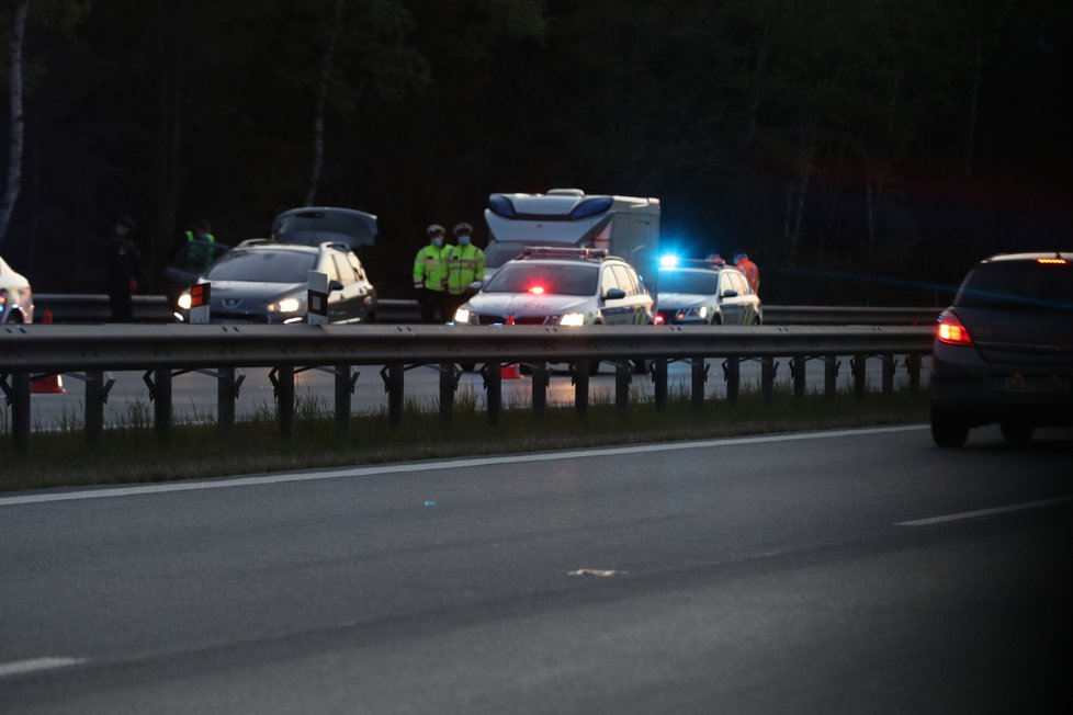 Manévry na D1: Policie na 41. kilometru zadržela muže, který se v Německu pokusil zavraždit partnerku. V autě ujížděl i s malým dítětem.