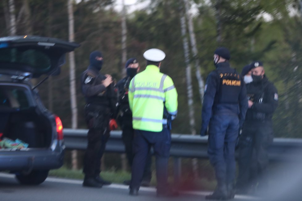 Manévry na D1: Policie na 41. kilometru zadržela muže, který se v Německu pokusil zavraždit partnerku. V autě ujížděl i s malým dítětem.