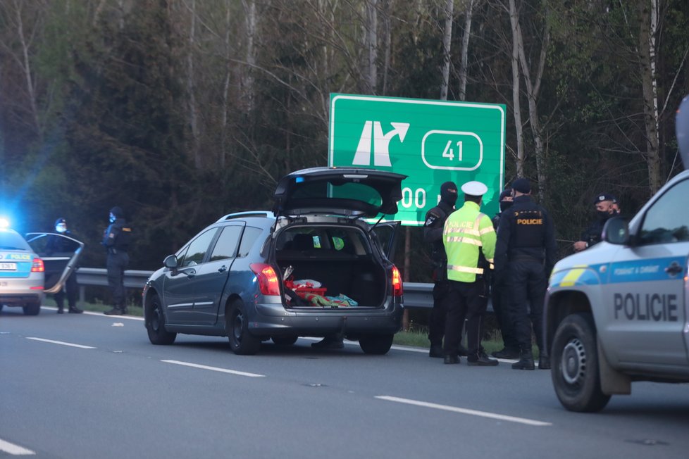 Manévry na D1: Policie na 41. kilometru zadržela muže, který se v Německu pokusil zavraždit partnerku. V autě ujížděl i s malým dítětem.