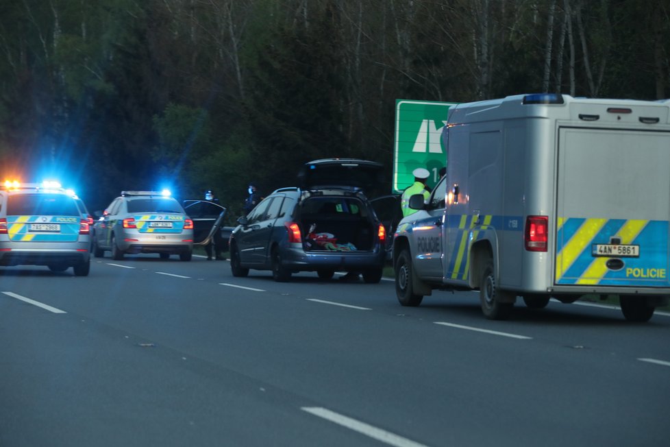 Manévry na D1: Policie na 41. kilometru zadržela muže, který se v Německu pokusil zavraždit partnerku. V autě ujížděl i s malým dítětem.