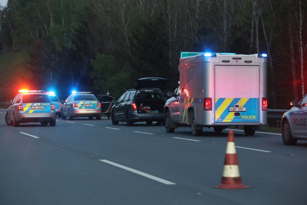 Manévry na D1: Policie na 41. kilometru zadržela muže, který se v Německu pokusil zavraždit partnerku. V autě ujížděl i s malým dítětem.