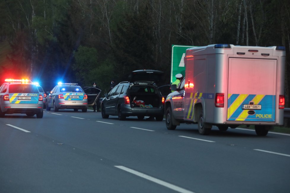 Manévry na D1: Policie na 41. kilometru zadržela muže, který se v Německu pokusil zavraždit partnerku. V autě ujížděl i s malým dítětem.