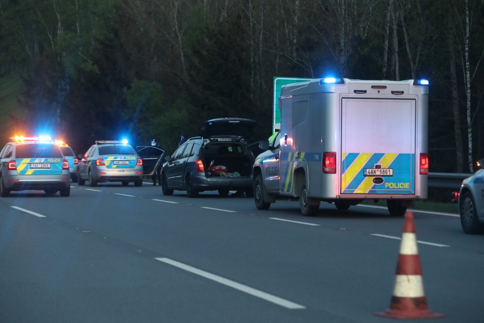 Manévry na D1: Policie na 41. kilometru zadržela muže, který se v Německu pokusil zavraždit partnerku. V autě ujížděl i s malým dítětem.