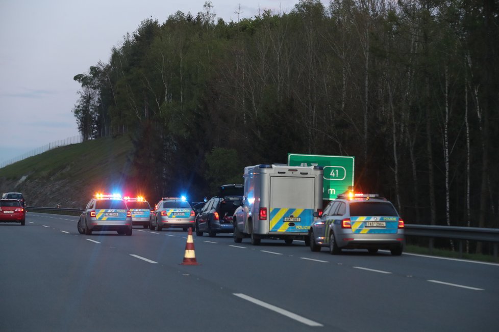 Manévry na D1: Policie na 41. kilometru zadržela muže, který se v Německu pokusil zavraždit partnerku. V autě ujížděl i s malým dítětem.