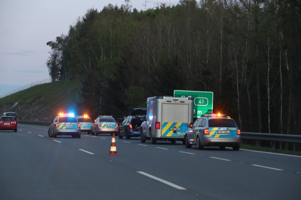 Manévry na D1: Policie na 41. kilometru zadržela muže, který se v Německu pokusil zavraždit partnerku. V autě ujížděl i s malým dítětem.