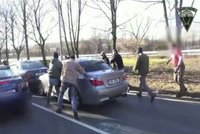 Video: Policie se s překupníky pervitinu nemaže! Podívejte se na záběry ze zásahu